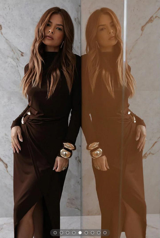 Vestido Longo Café com Franzido e Fivela Elegante