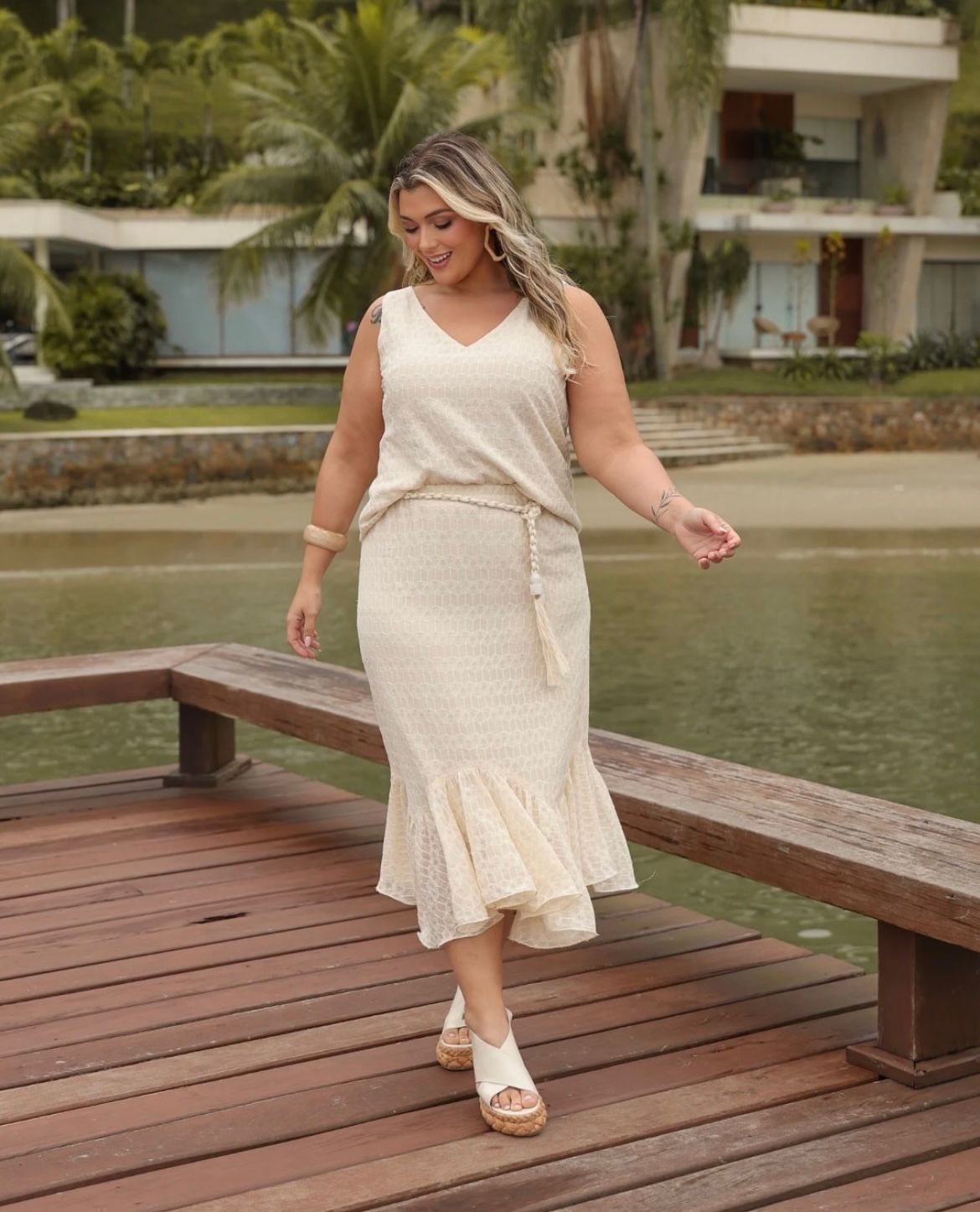 Saia Chiffon Texturizada com Bordado de Coqueiros elegante