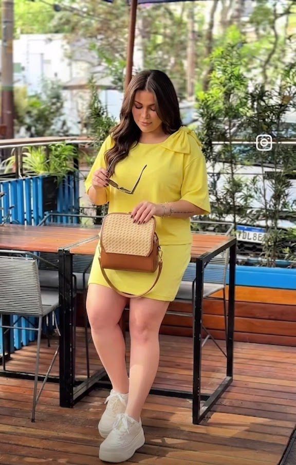 Conjunto Amarelo com Shorts Saia e Blusa de Laço no Ombro