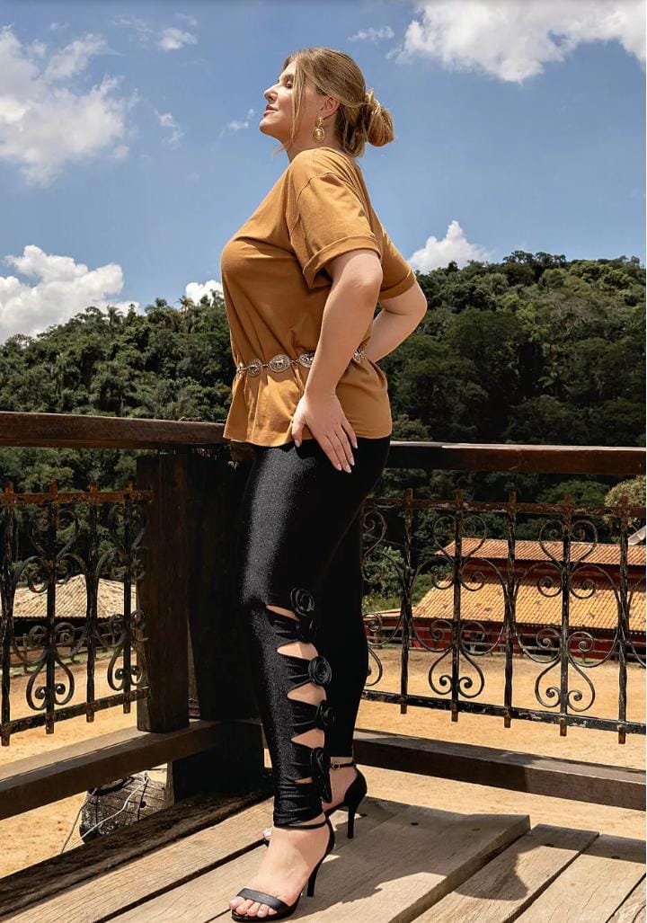 Calça Prada Preta com Detalhes em Flores Edição Limitada - Tamanho 46