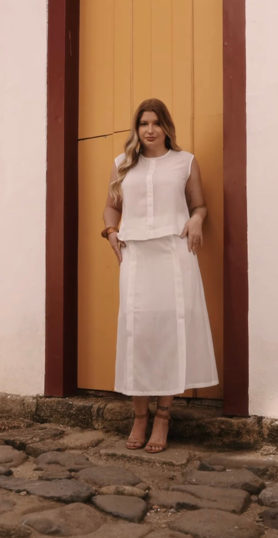 Saia Mídi Off White com Prega e Fenda Frontal