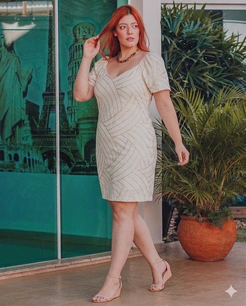 Vestido Plus Size Off White com Fios Dourados Premium