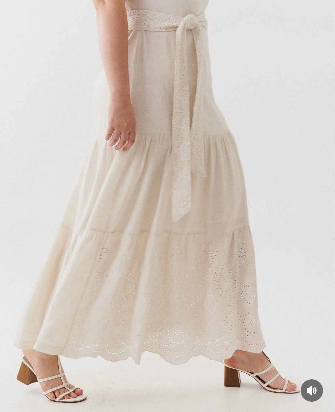 Vestido Off White com Detalhes em Renda Premium