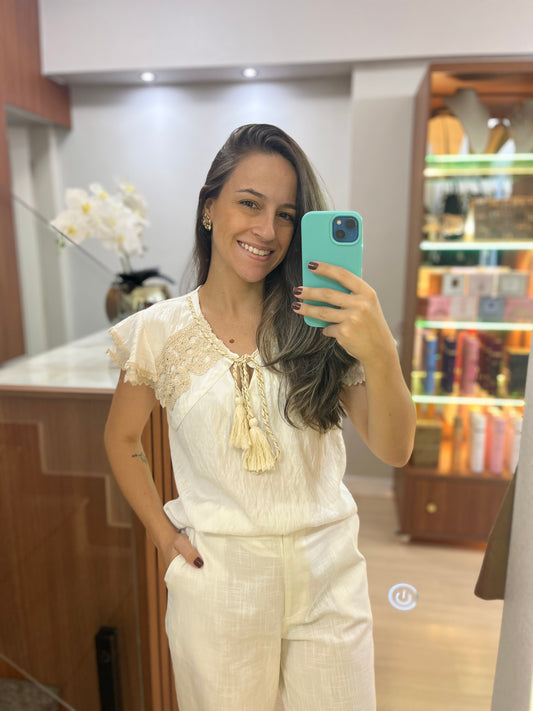 Blusa Bordados com Crochê e Babados