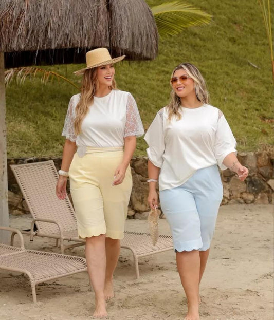 Blusa malha com botão e detalhe em renda na manga