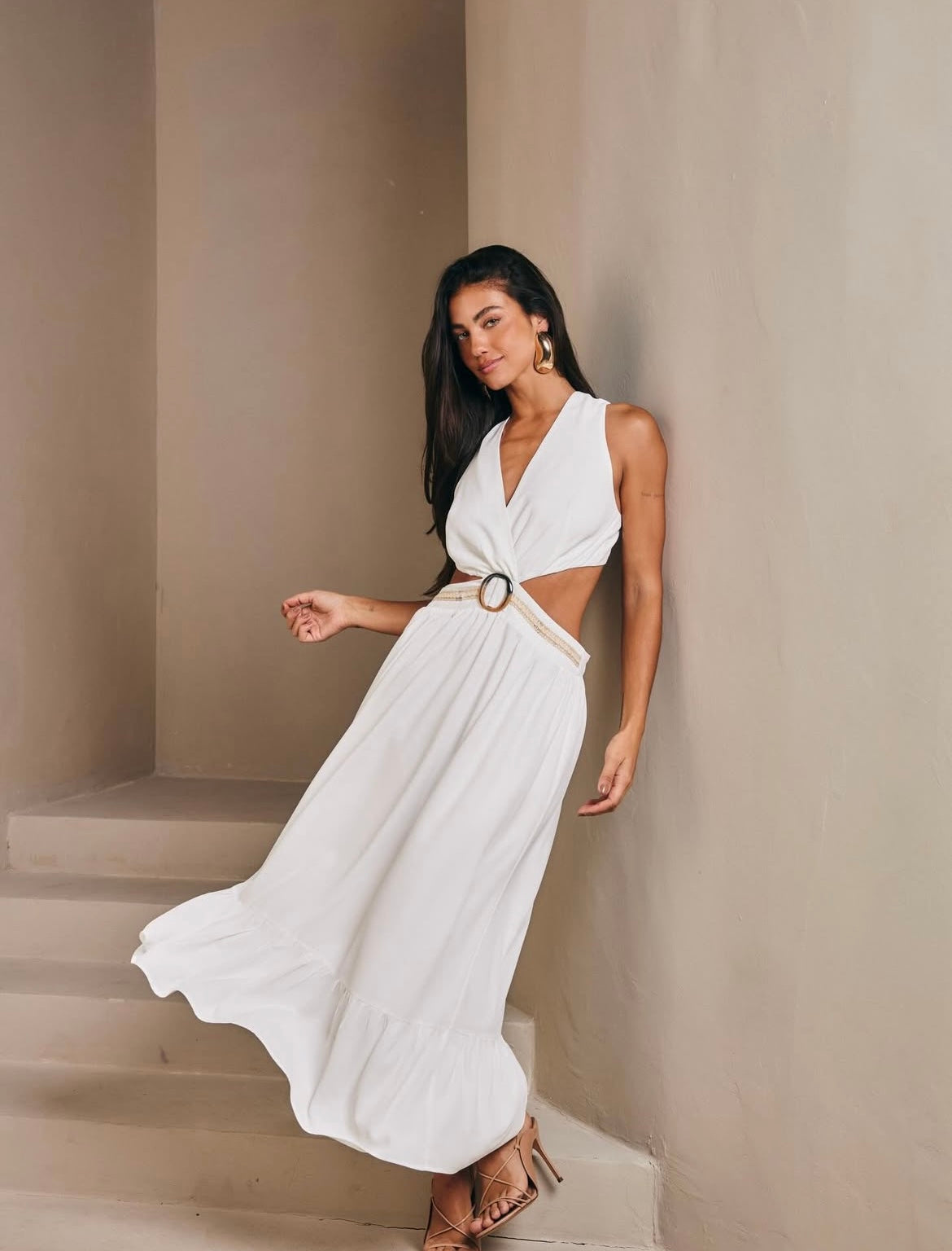 Vestido longo de recortes e fivela