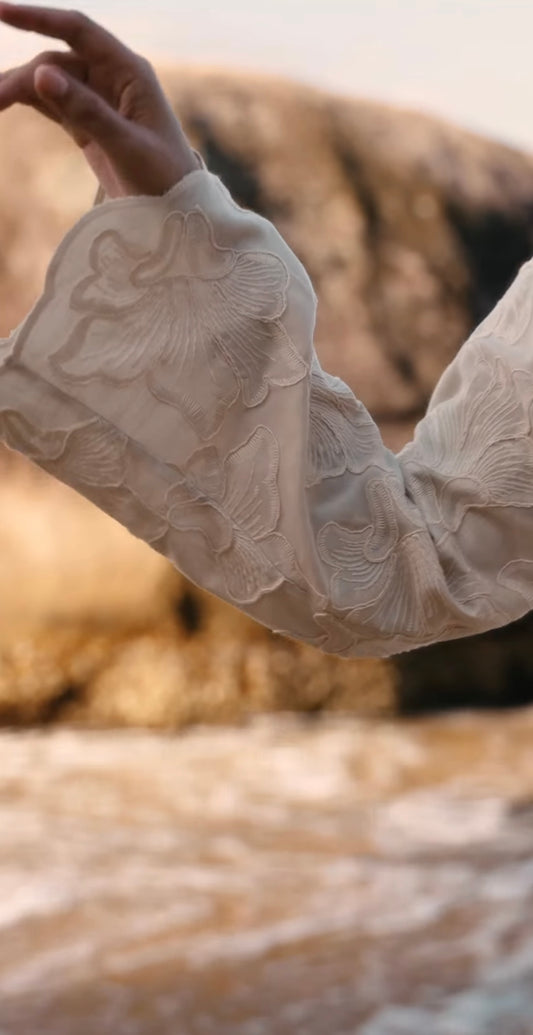 Chemise Bordada com Manga Longa e Detalhe na Barra