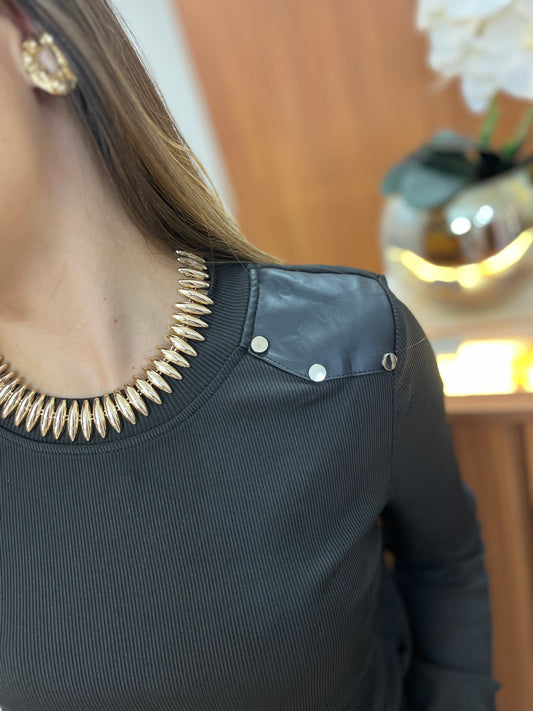 Blusa detalhe ombro resinado com botão