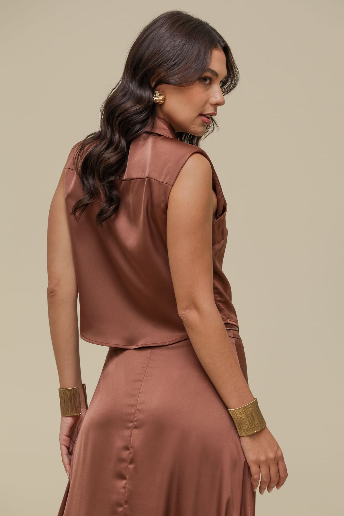 Blusa cetim com gola