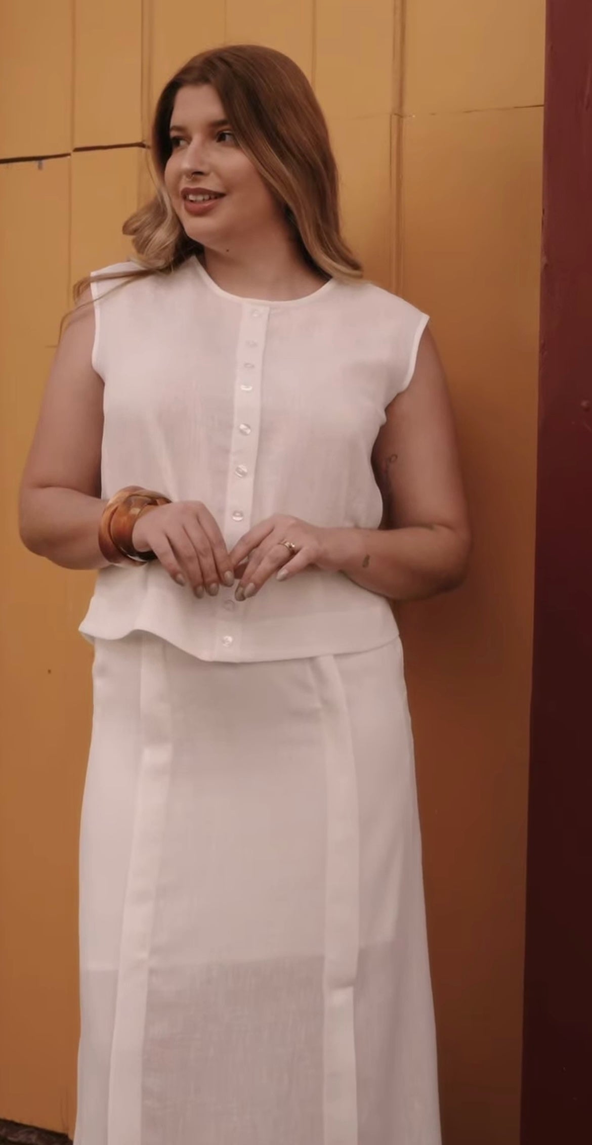 Blusa sem manga com botões frontais
