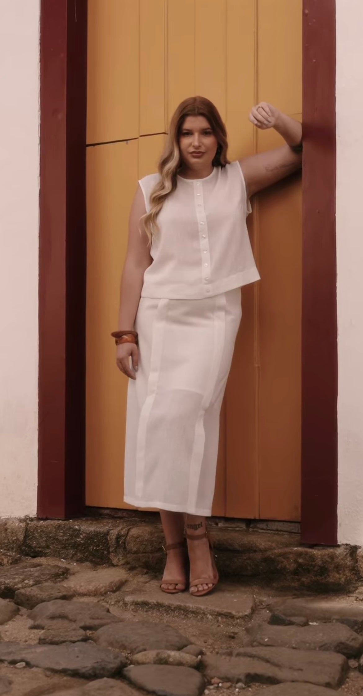 Blusa sem manga com botões frontais