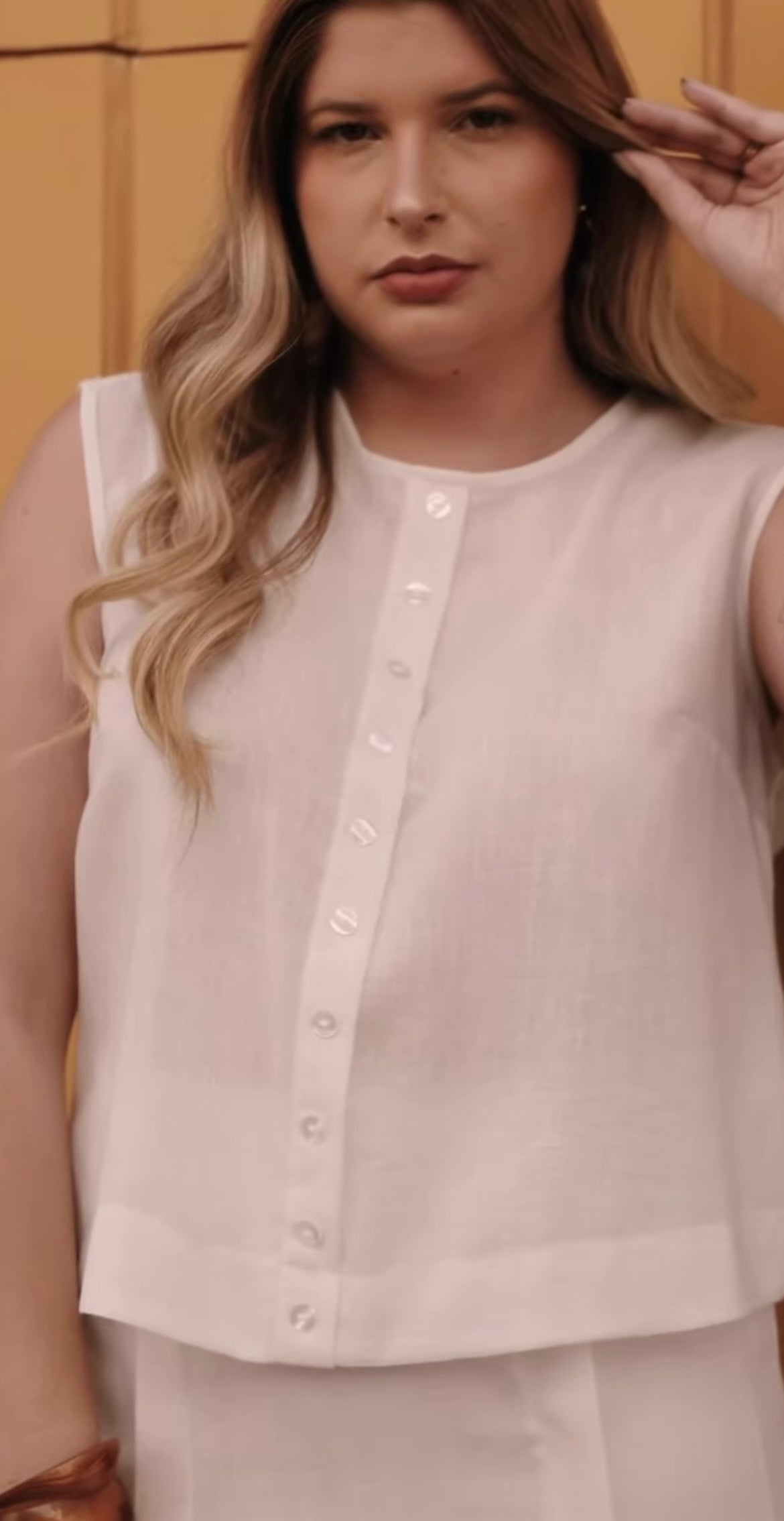 Blusa sem manga com botões frontais