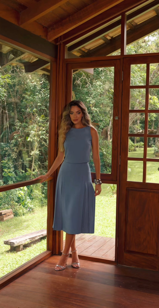 Conjunto Blusa sem manga com saia de pregas