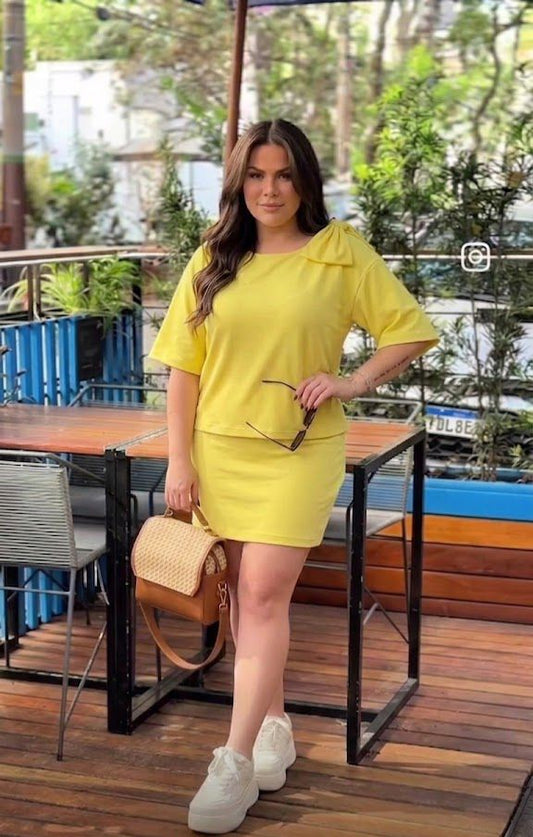 Conjunto Amarelo com Shorts Saia e Blusa de Laço no Ombro