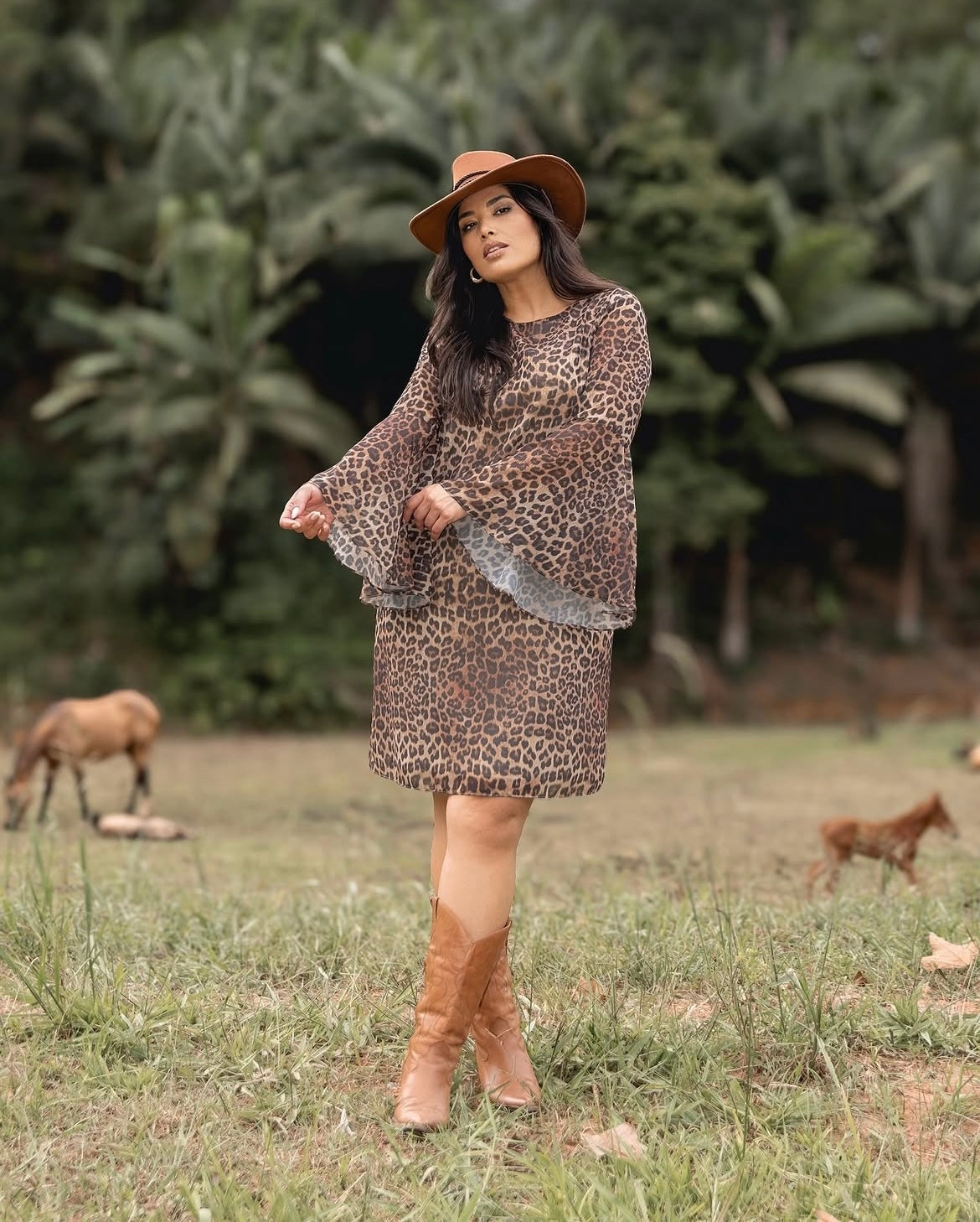 Vestido Curto Animal Print com Manga Flare