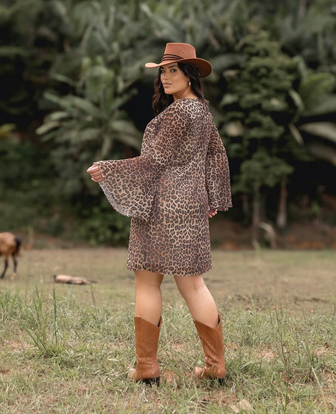 Vestido Curto Animal Print com Manga Flare