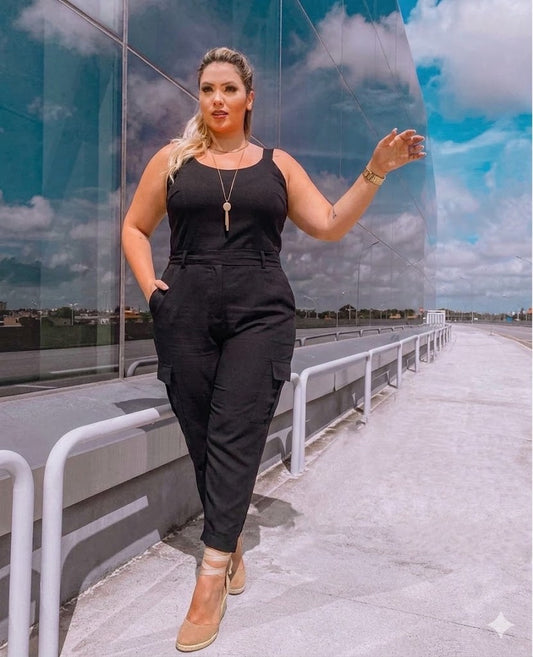 Macacão Preto Plus Size com Bolsos Cargo