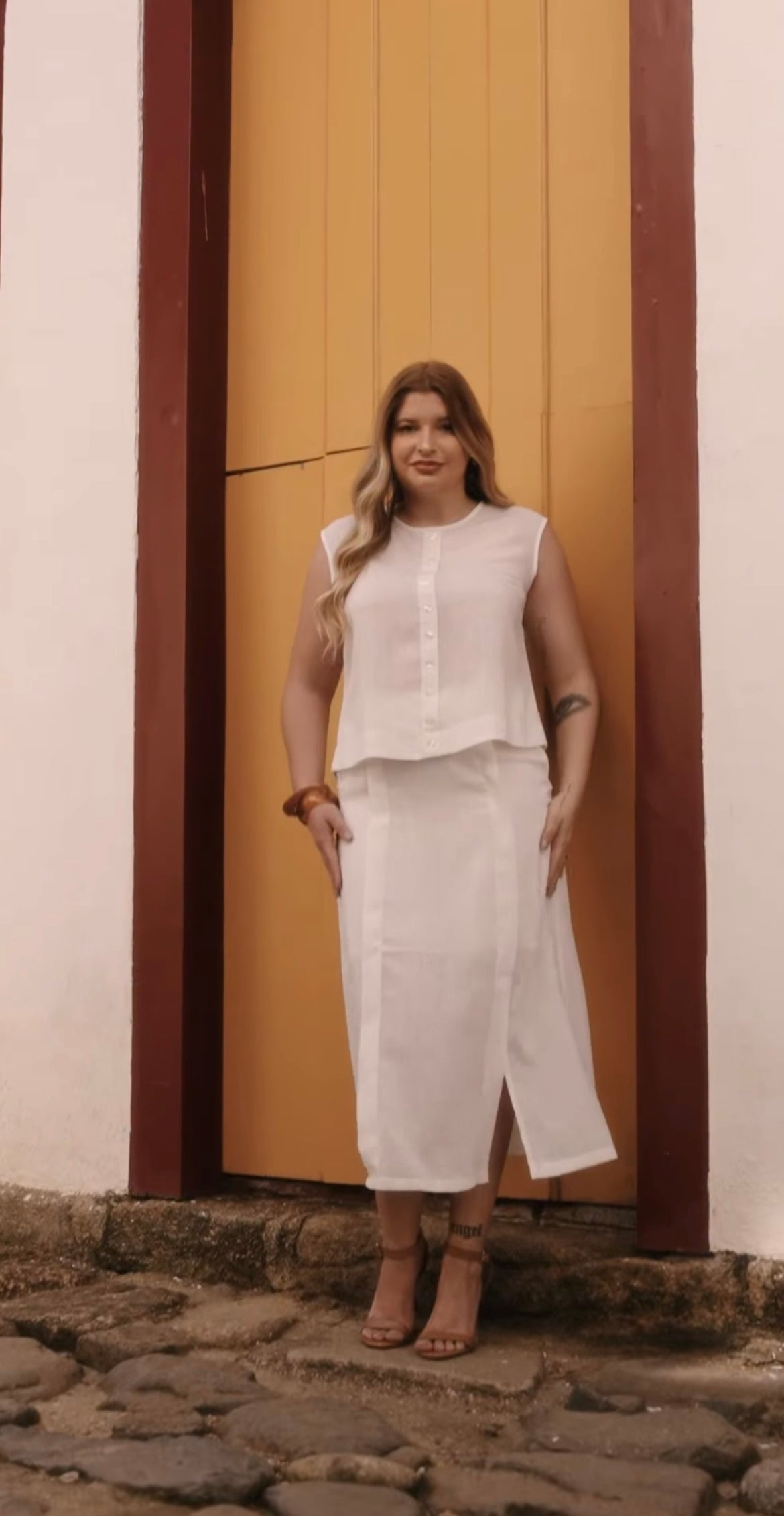 Saia Mídi Off White com Prega e Fenda Frontal