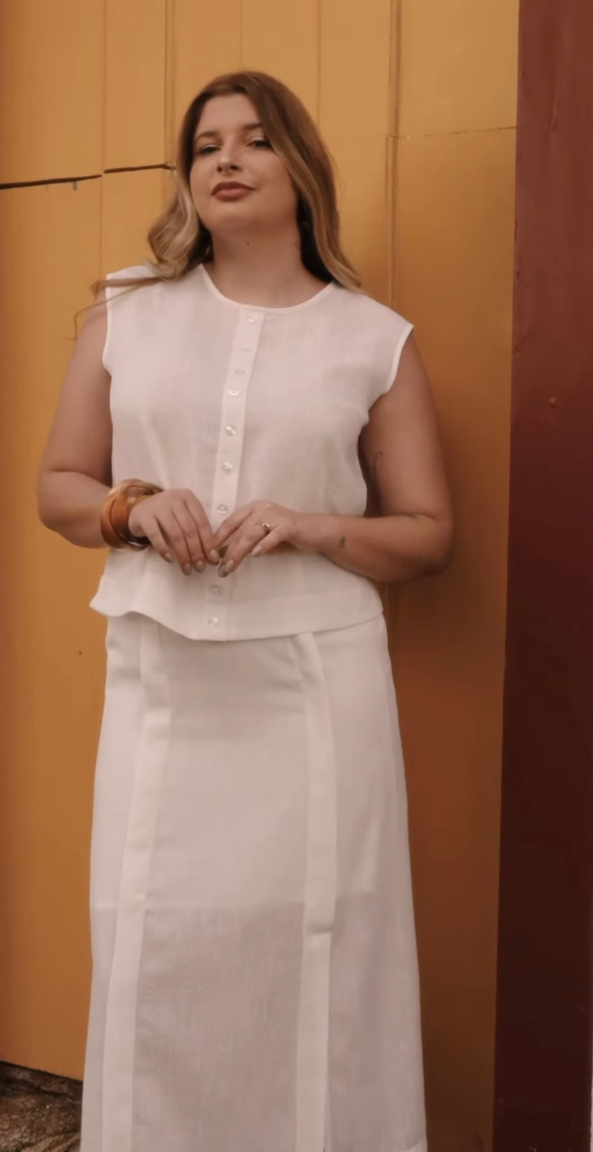 Saia Mídi Off White com Prega e Fenda Frontal