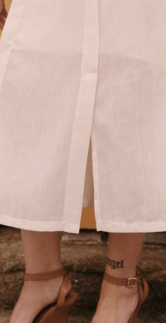 Saia Mídi Off White com Prega e Fenda Frontal