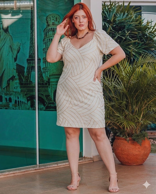 Vestido Plus Size Off White com Fios Dourados Premium