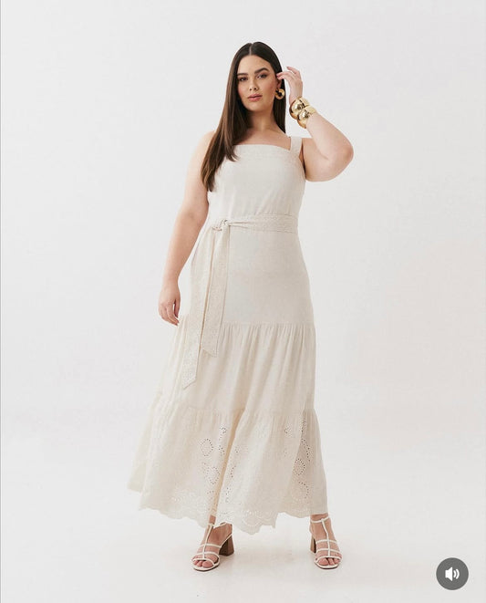 Vestido Off White com Detalhes em Renda Premium