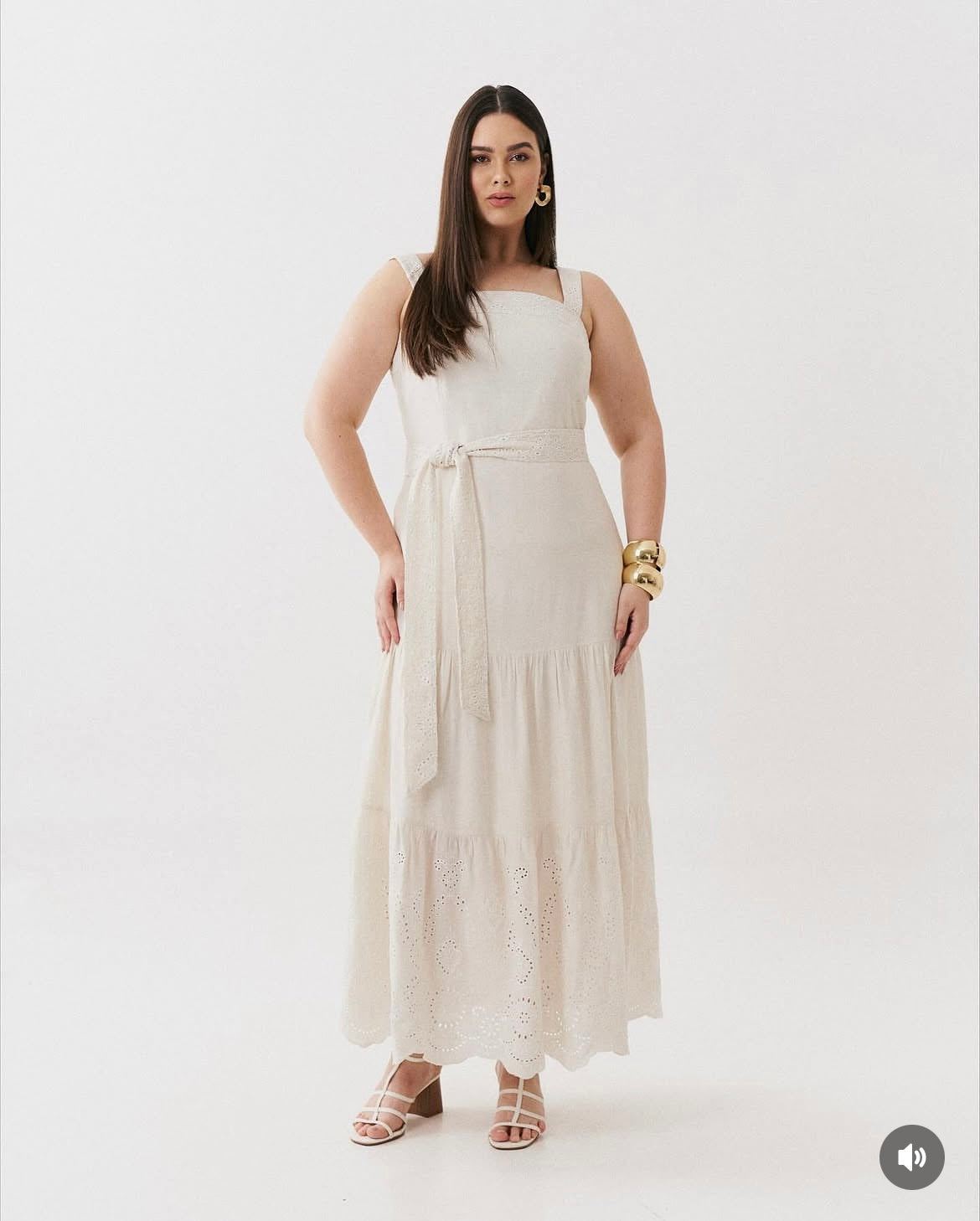 Vestido Off White com Detalhes em Renda Premium