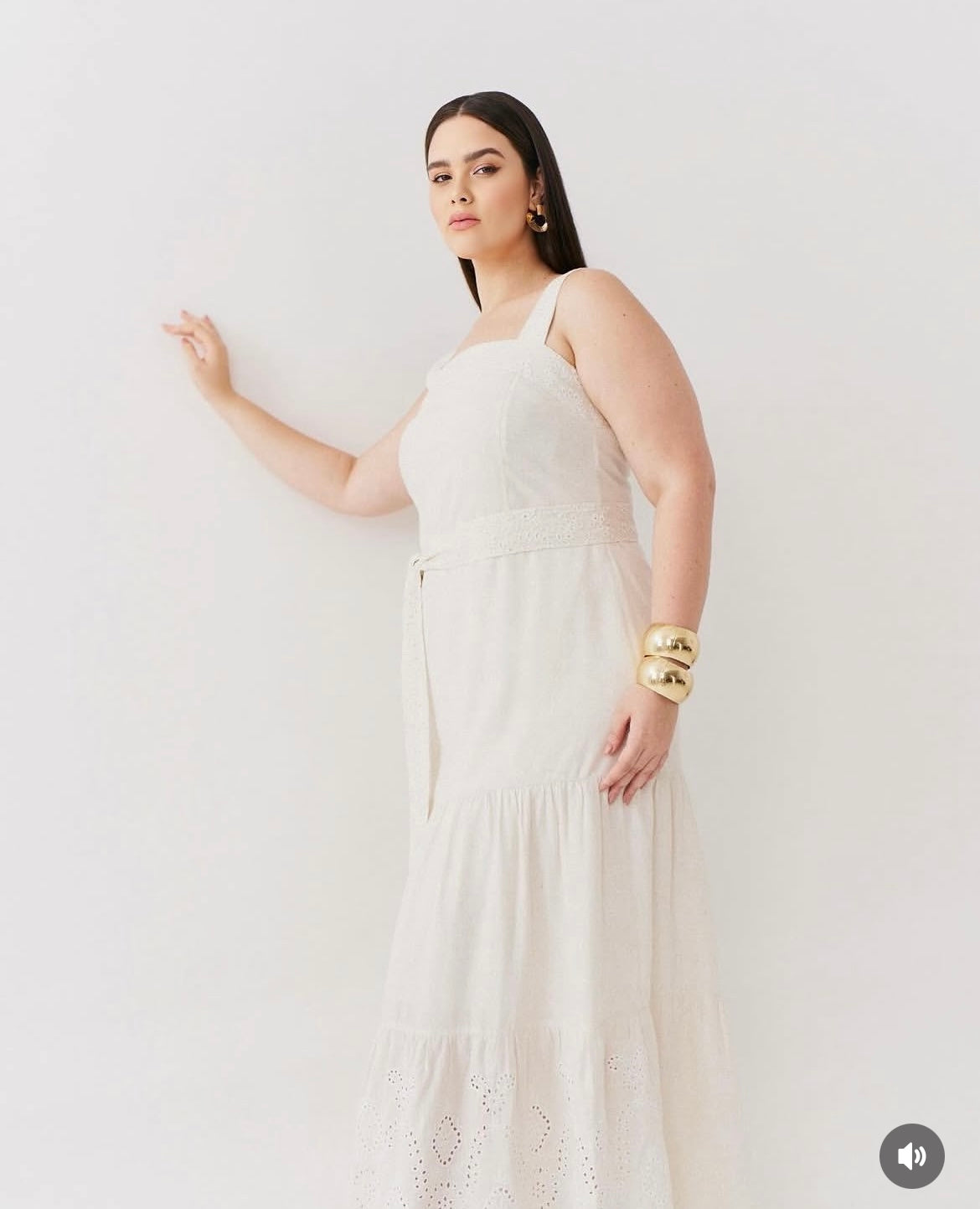 Vestido Off White com Detalhes em Renda Premium