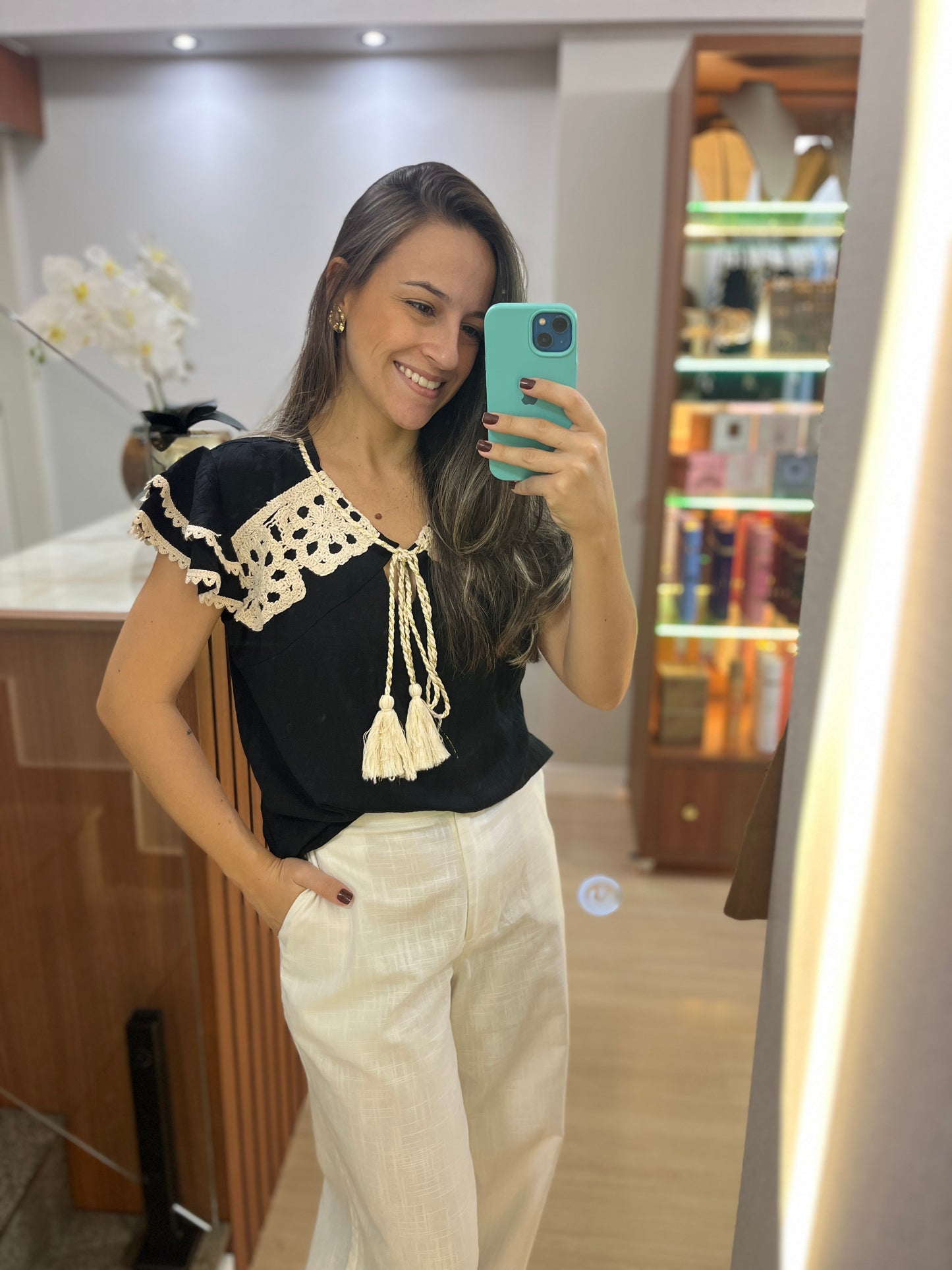 Blusa Bordados com Crochê e Babados