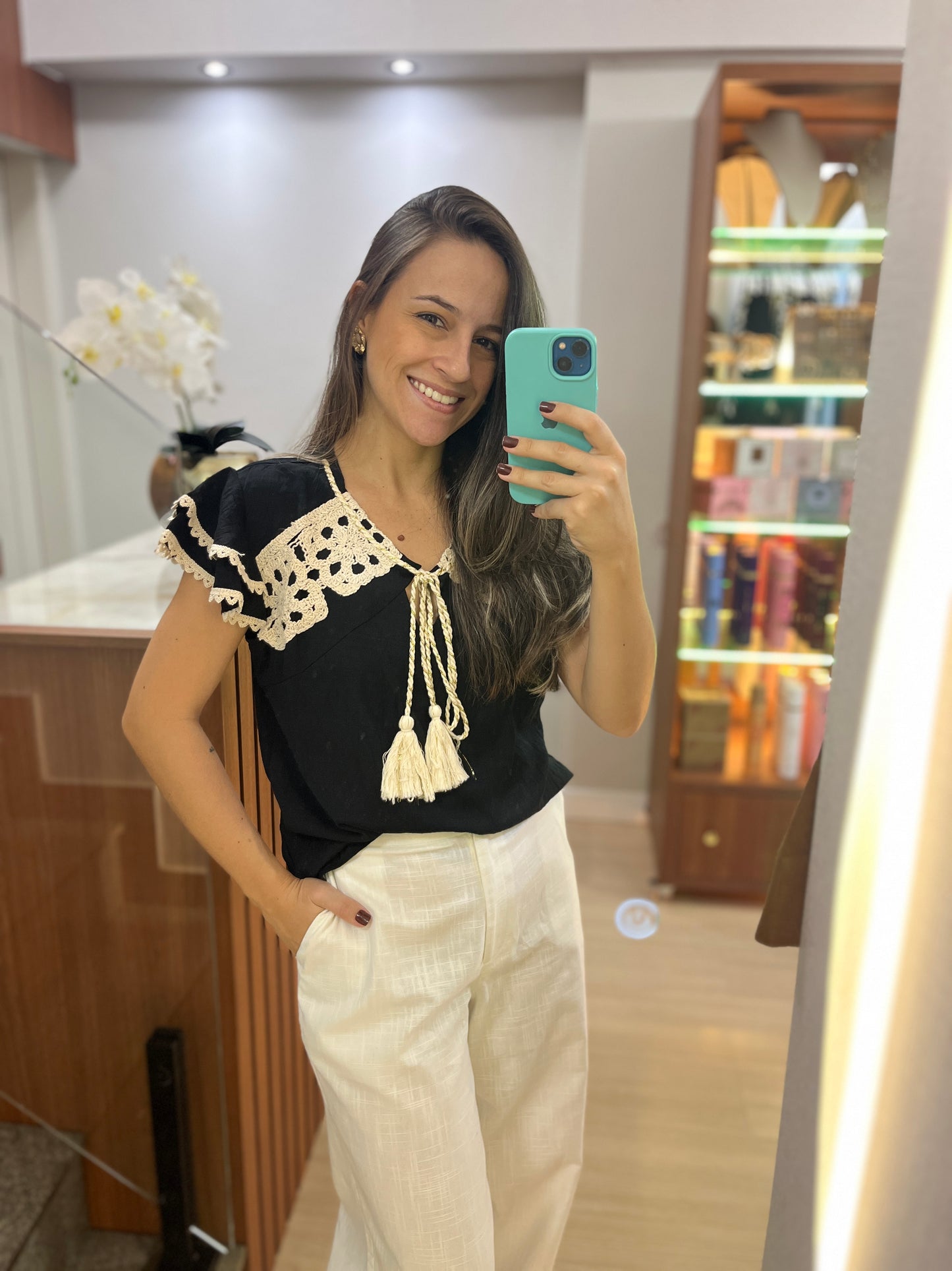 Blusa Bordados com Crochê e Babados