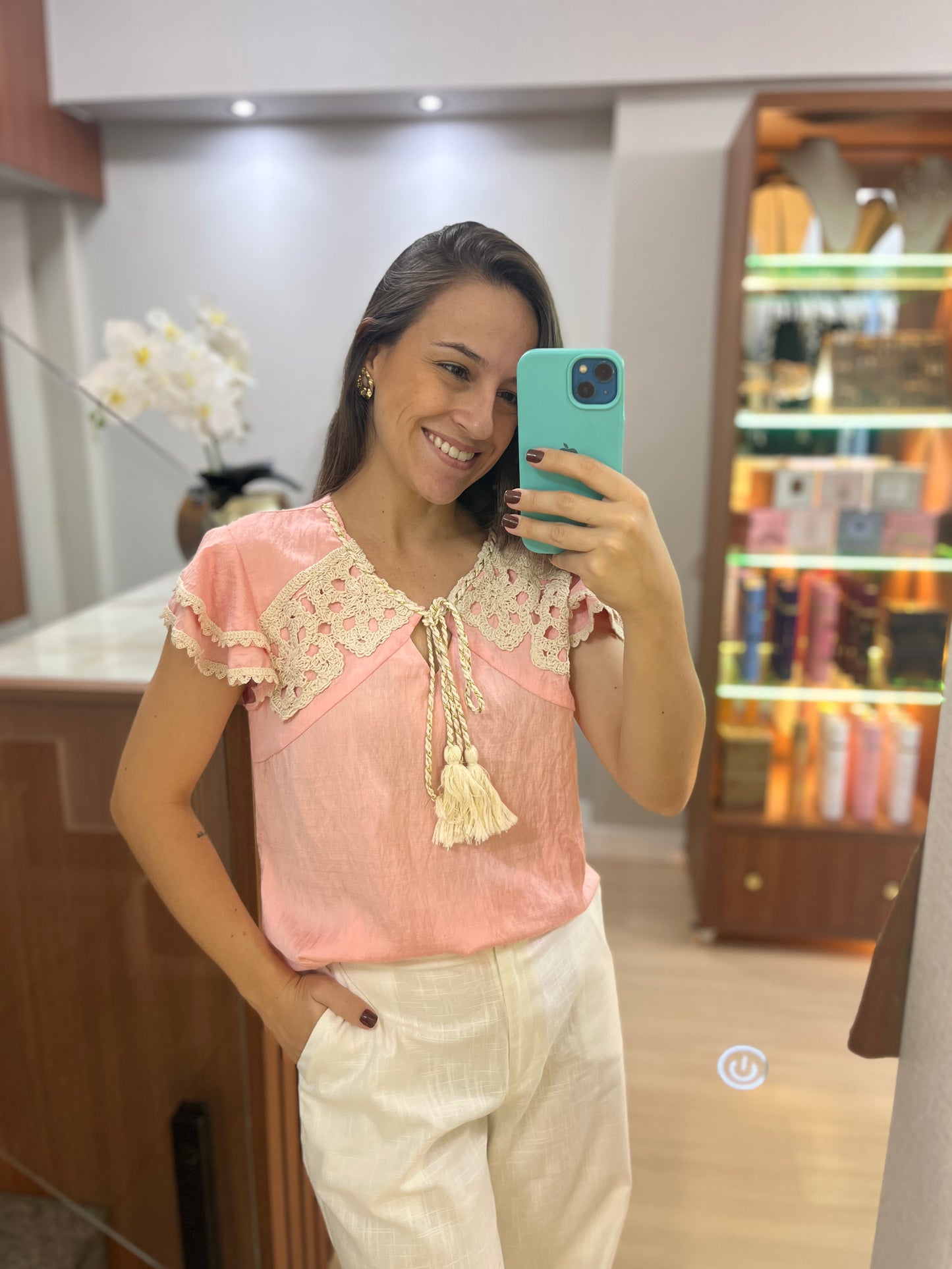 Blusa Bordados com Crochê e Babados