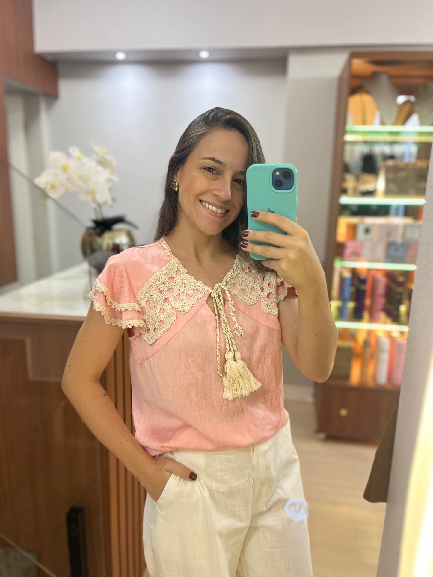 Blusa Bordados com Crochê e Babados