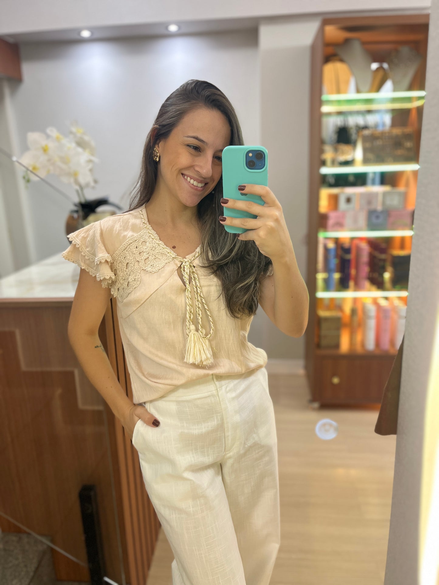 Blusa Bordados com Crochê e Babados