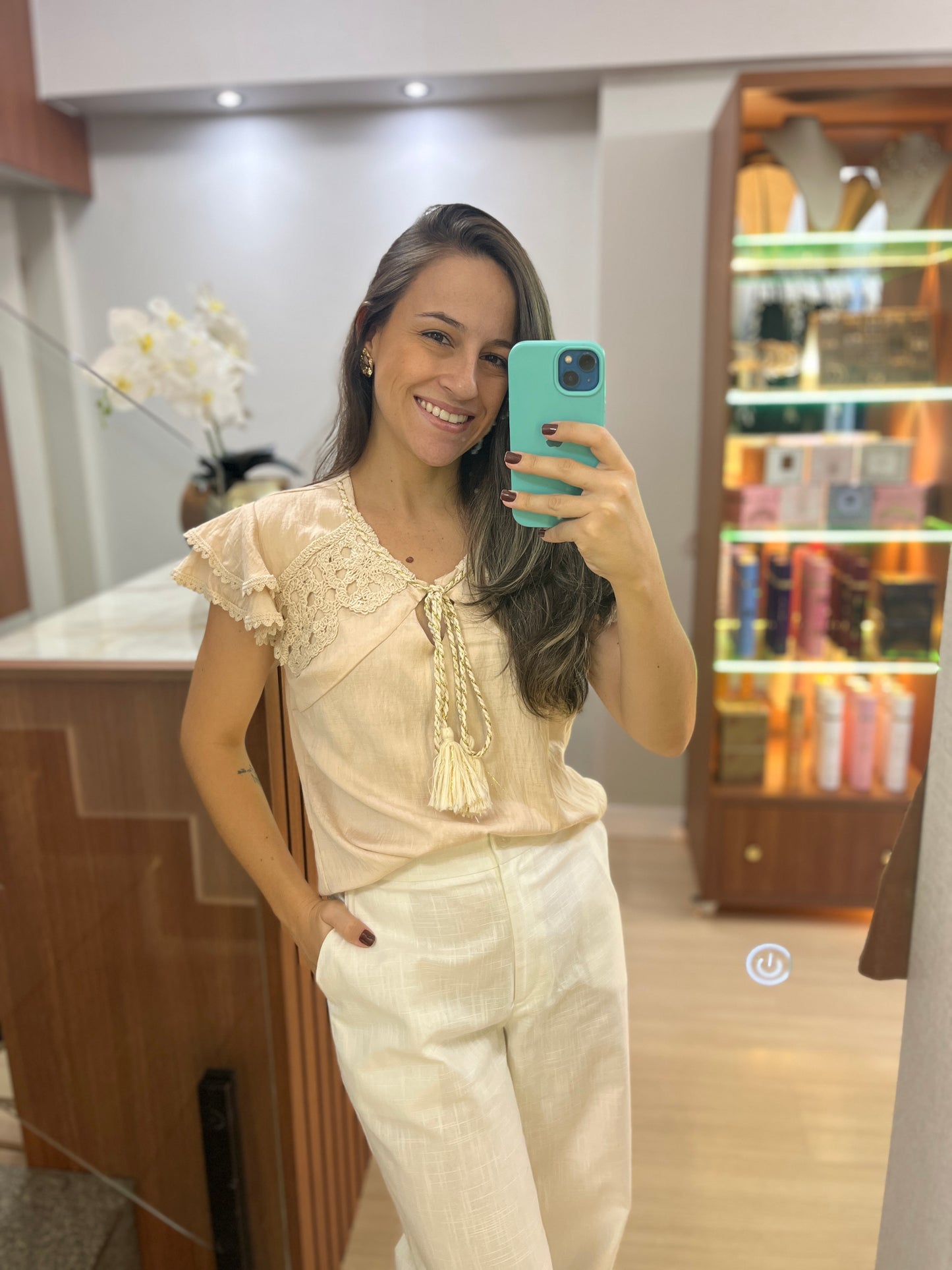 Blusa Bordados com Crochê e Babados