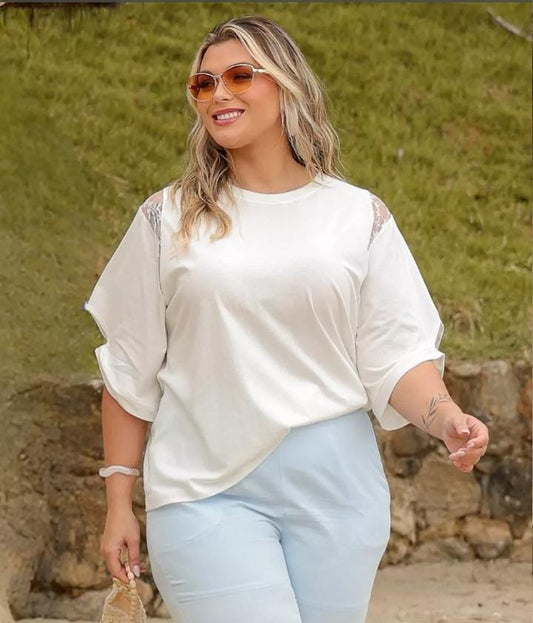Blusa malha com botão e detalhe em renda na manga