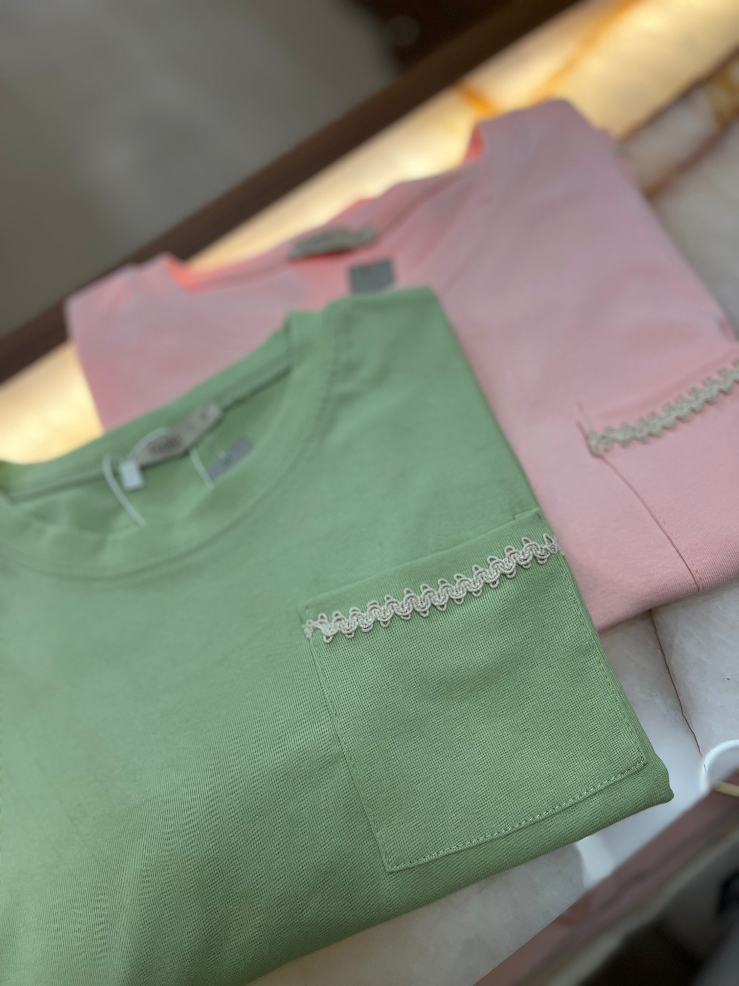 Blusa malha decote redondo com viés