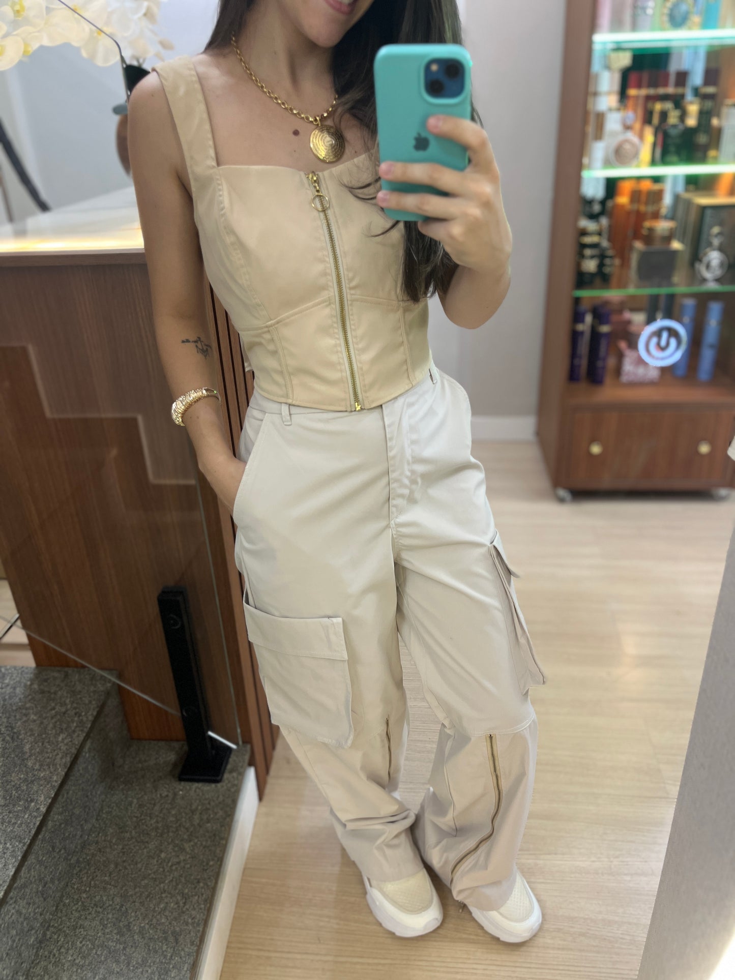 Calça pecan bolso cargo + zíper pernas