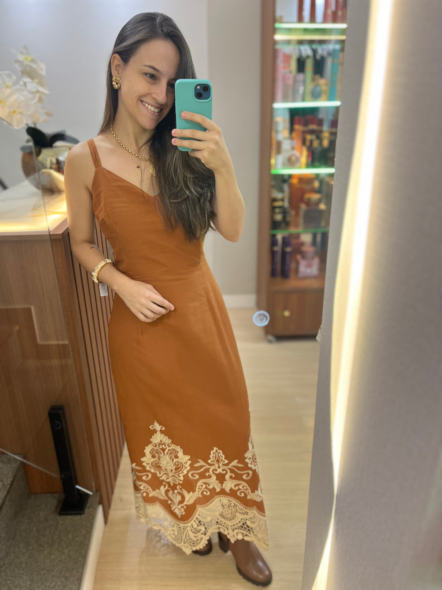 Vestido alça fina com barrado bordado