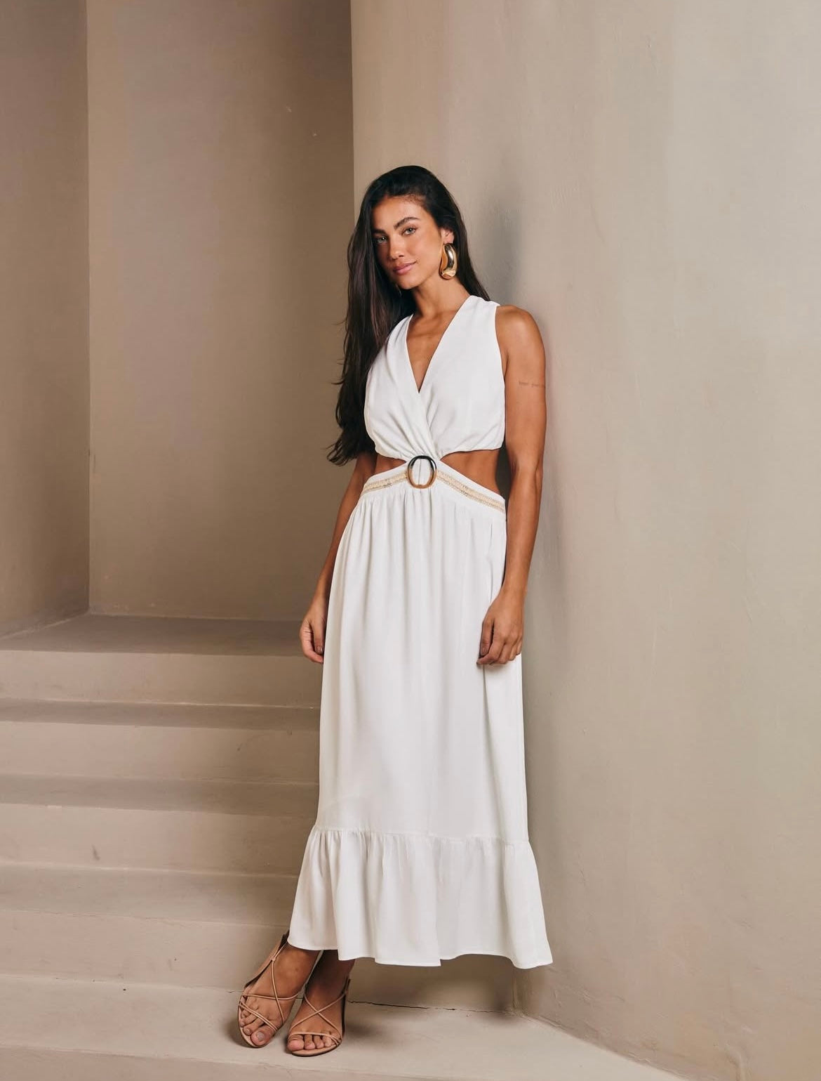 Vestido longo de recortes e fivela