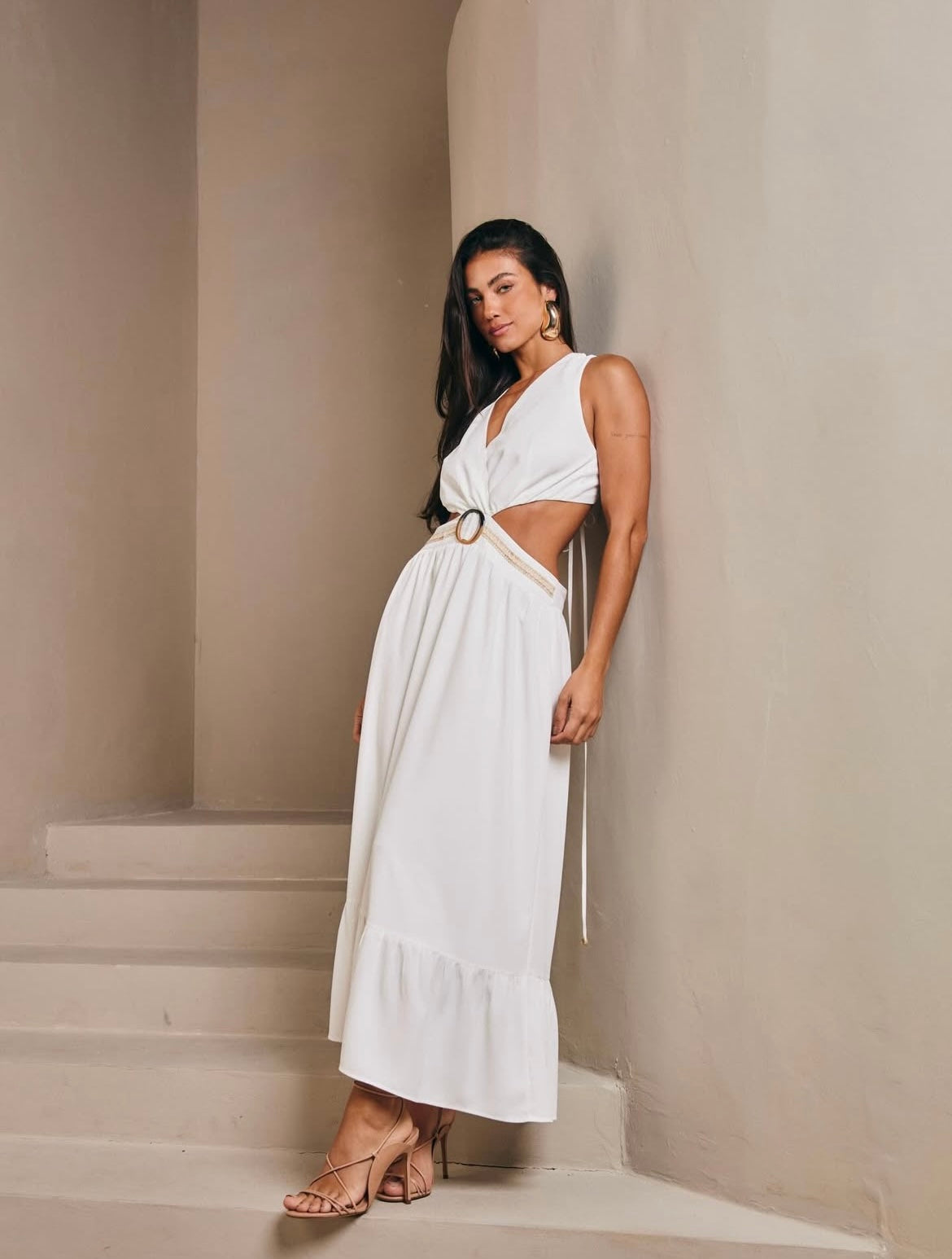 Vestido longo de recortes e fivela