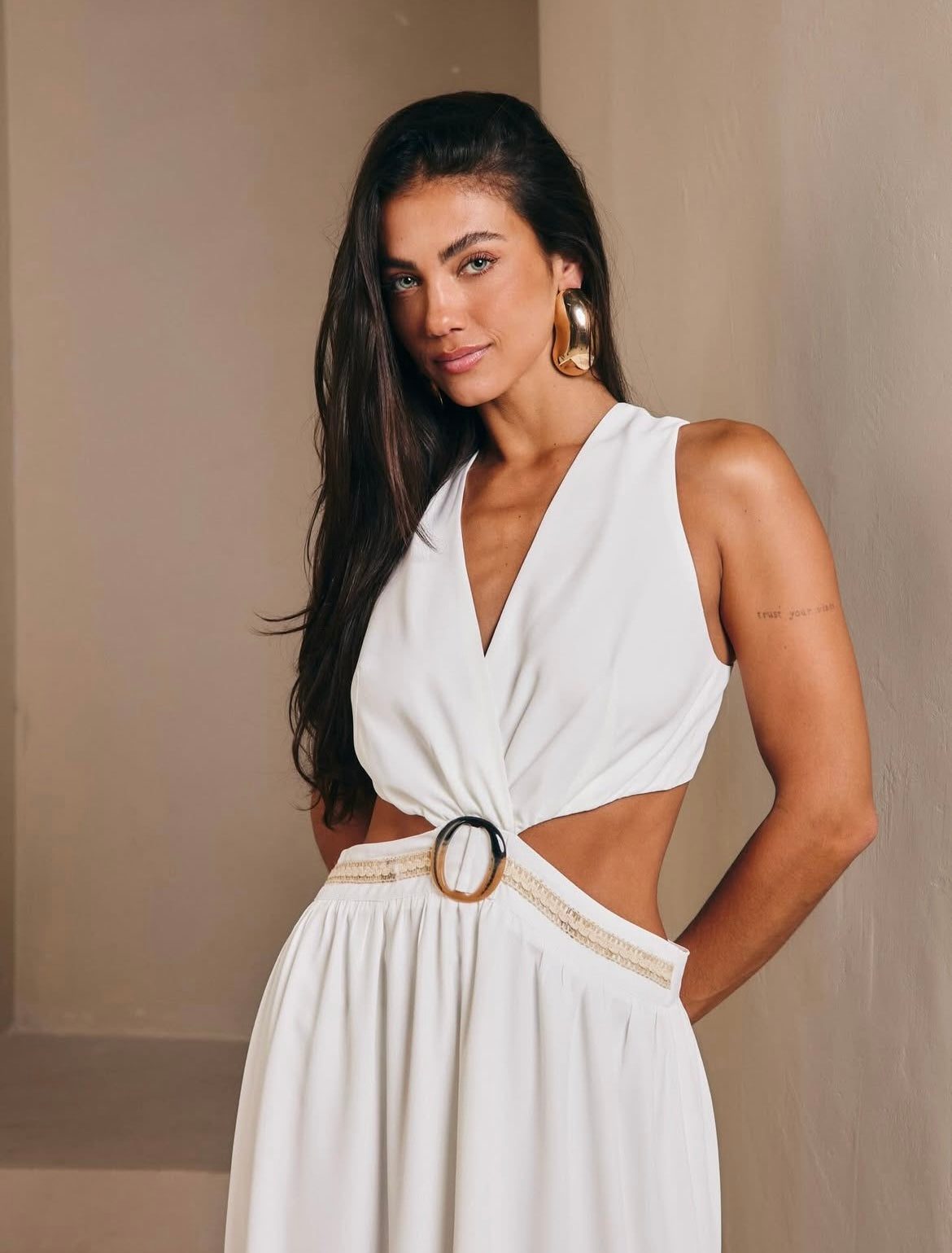 Vestido longo de recortes e fivela