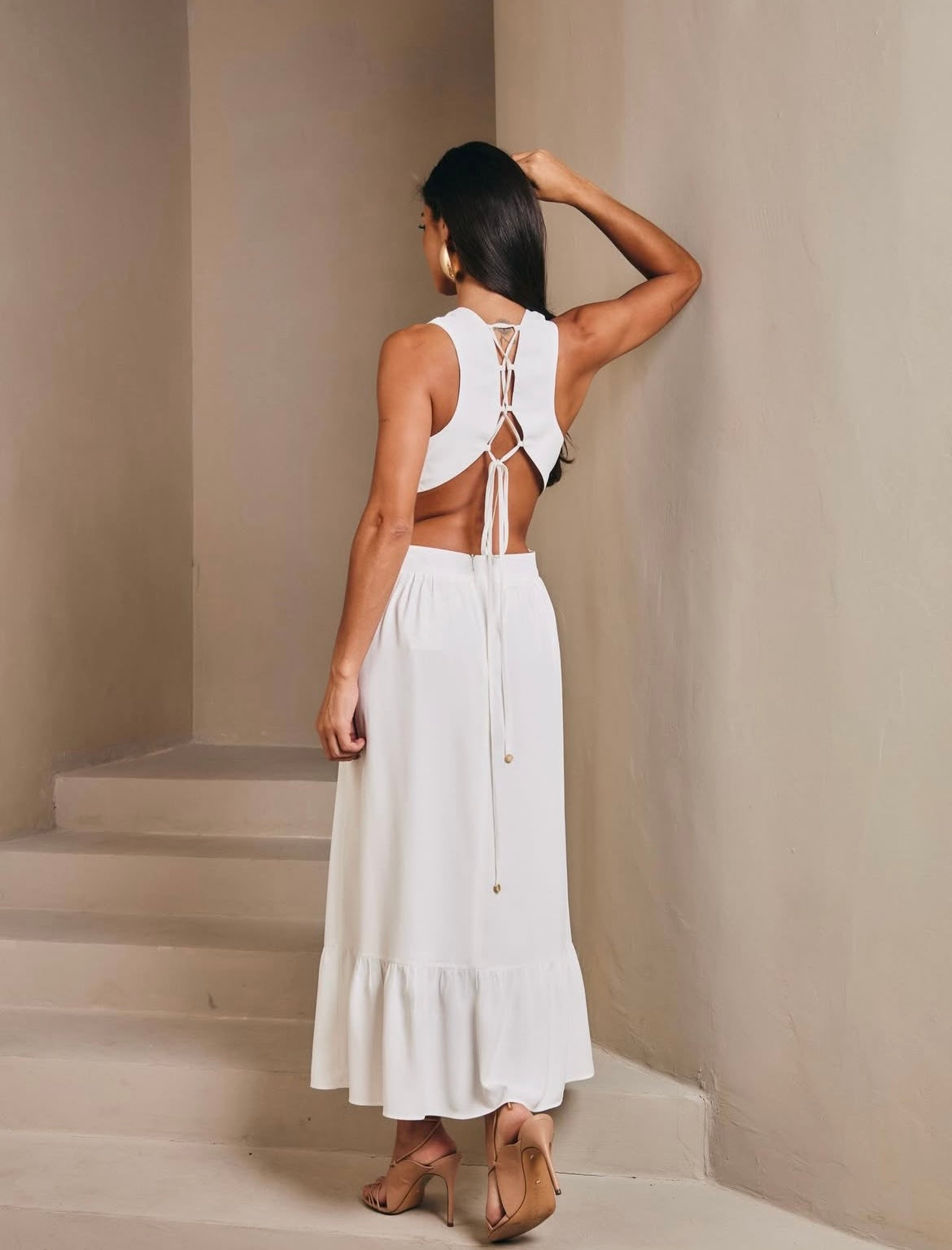 Vestido longo de recortes e fivela