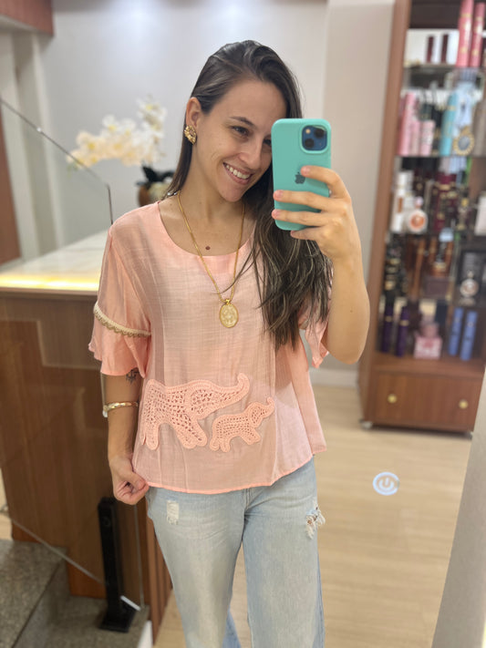Blusa Rosa com Elefante em Crochê