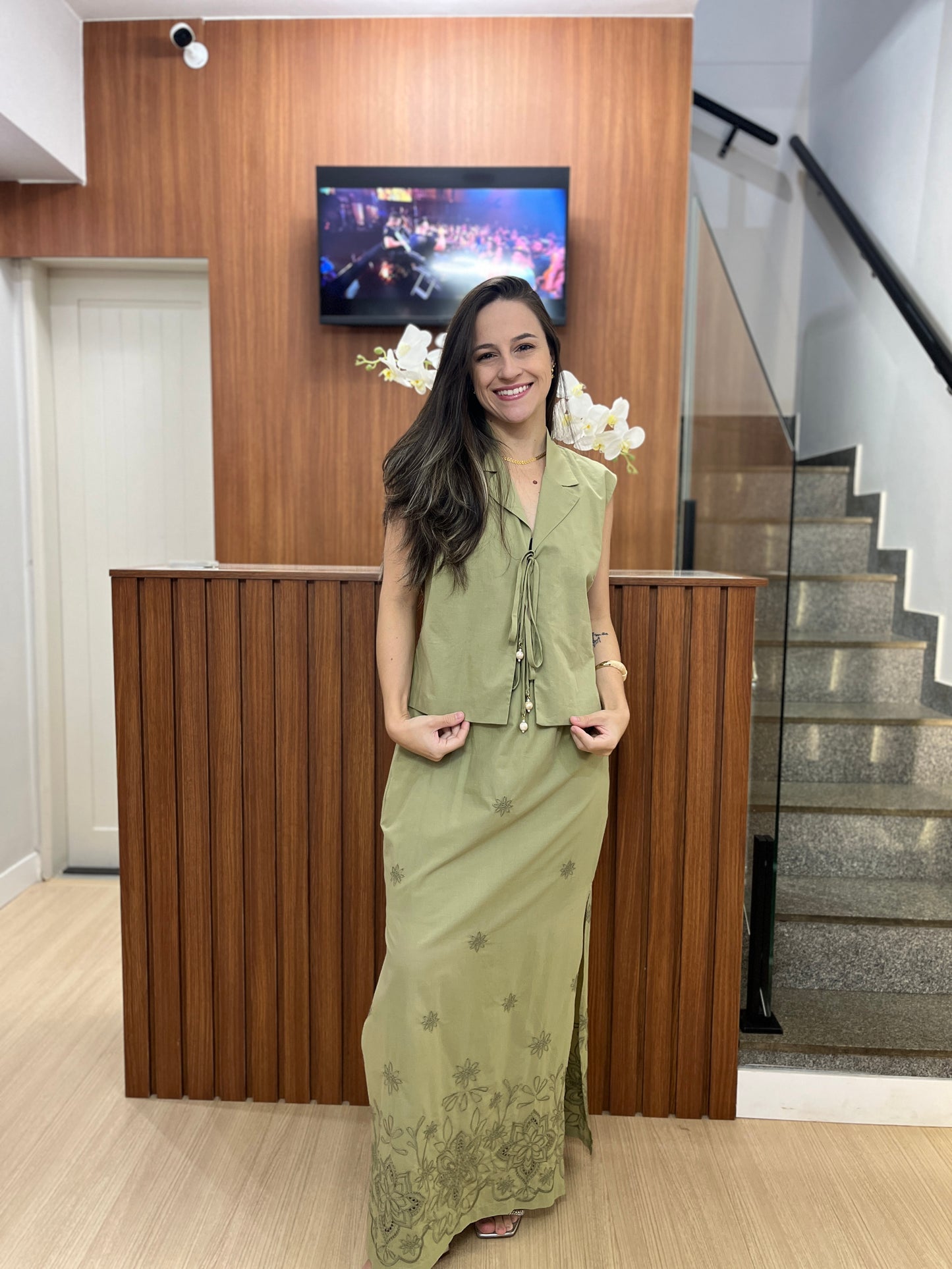 Conjunto Saia com barrado bordado e colete