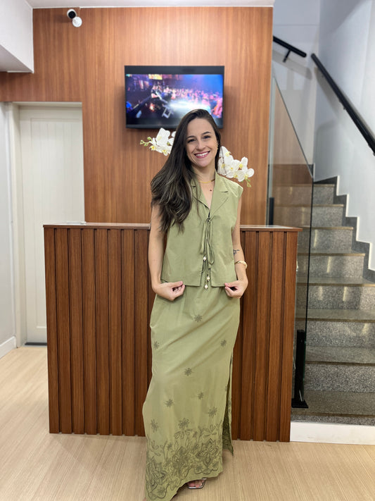 Conjunto Saia com barrado bordado e colete