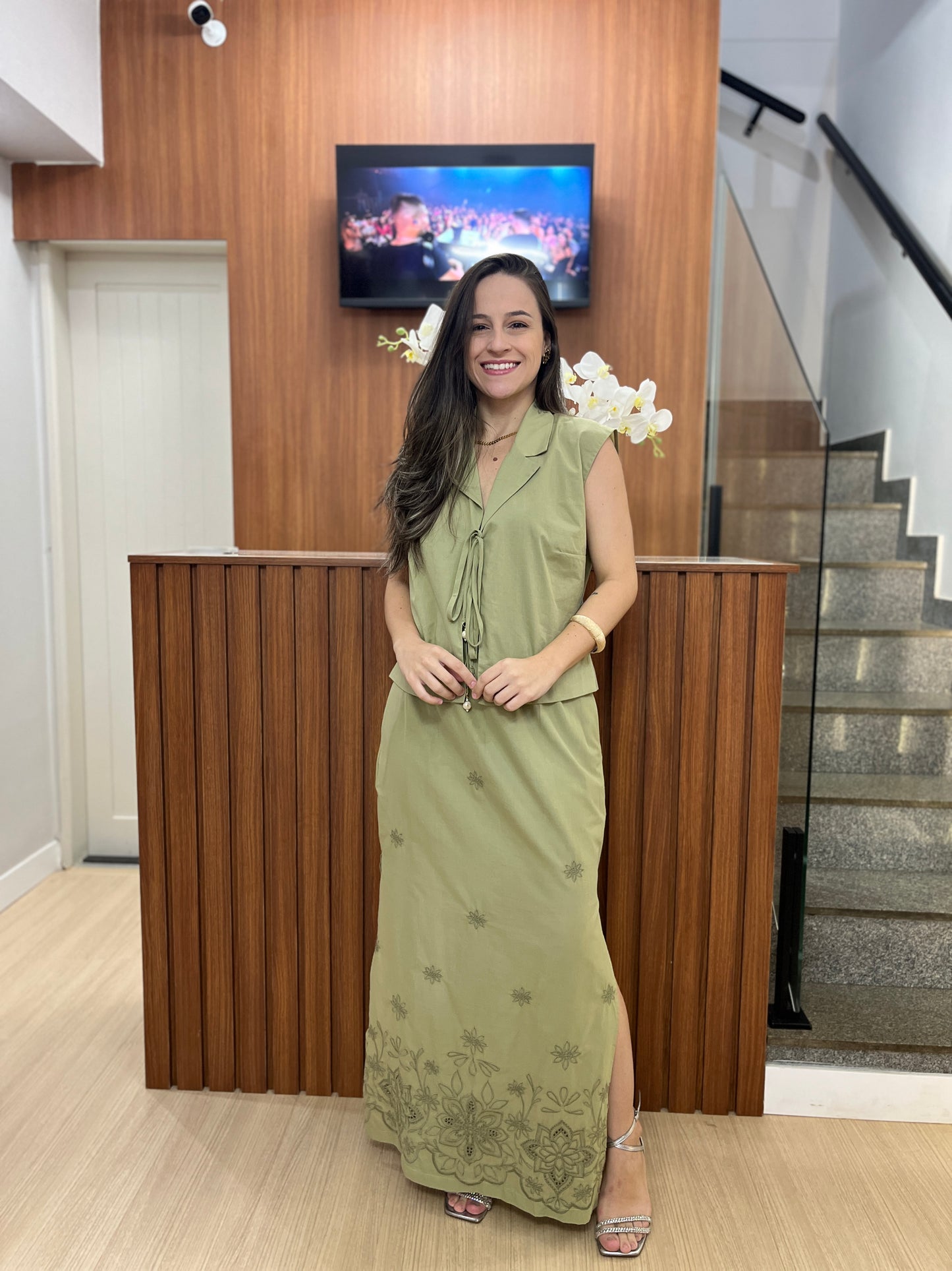 Conjunto Saia com barrado bordado e colete
