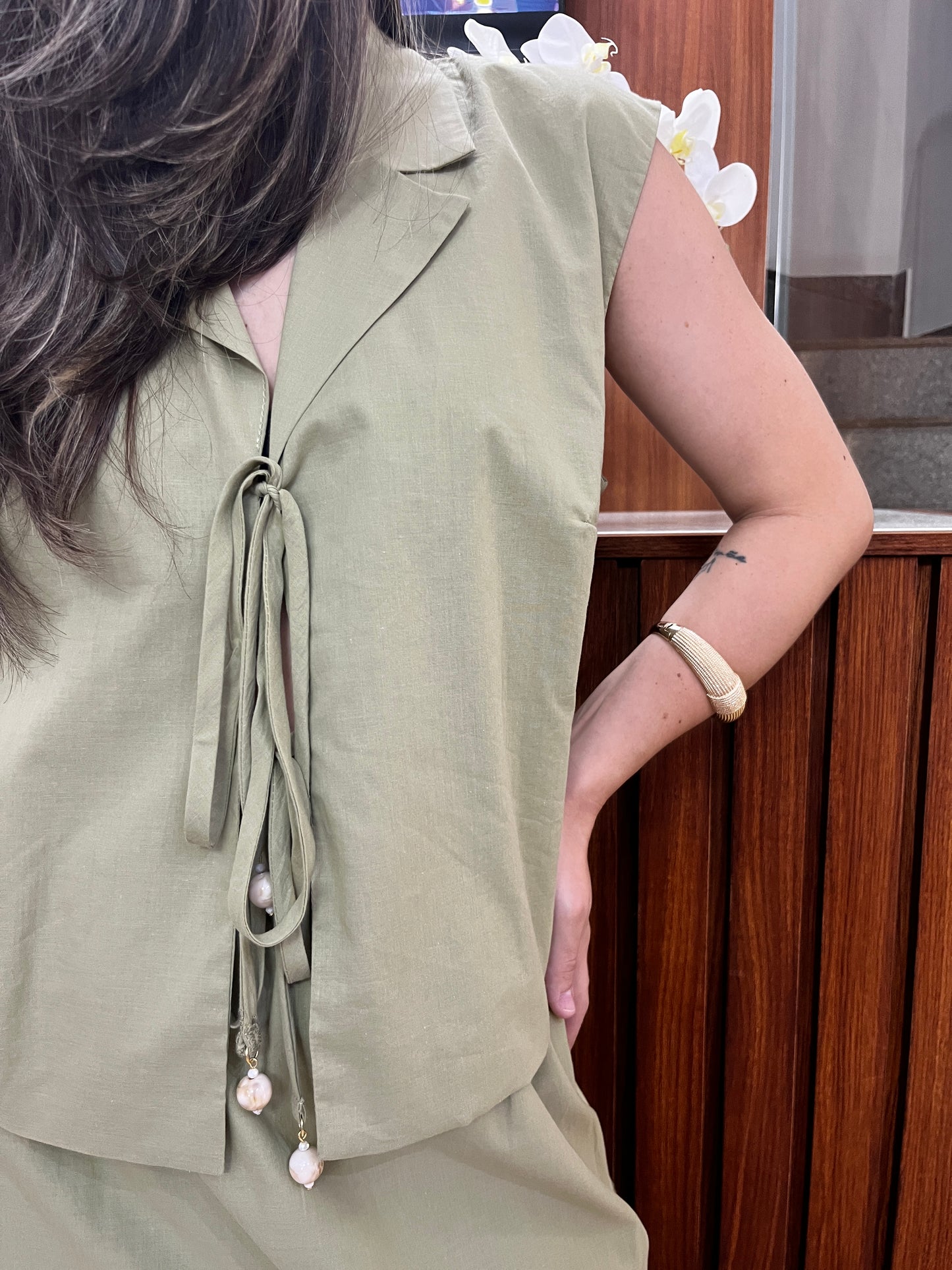 Conjunto Saia com barrado bordado e colete
