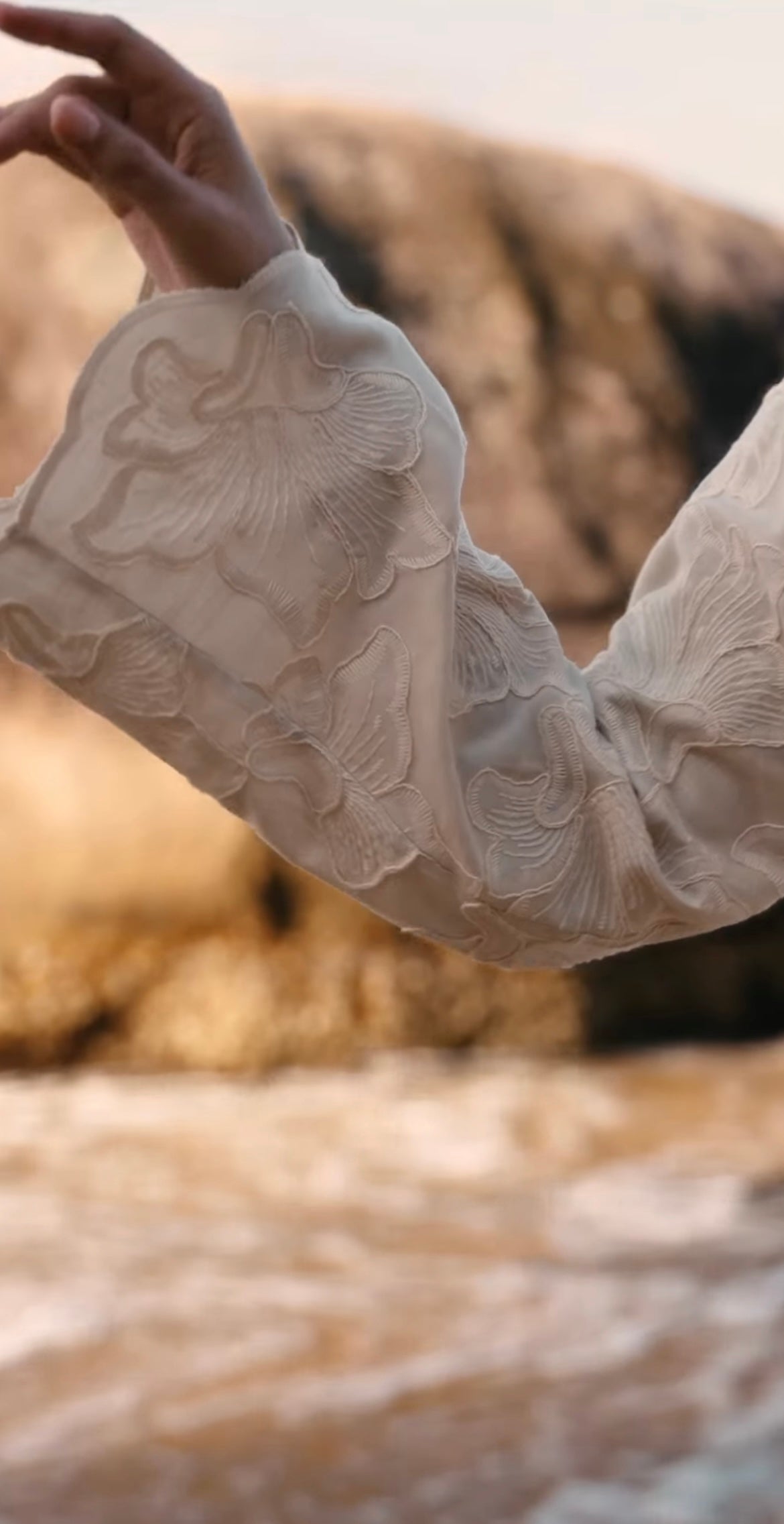 Chemise Bordada com Manga Longa e Detalhe na Barra