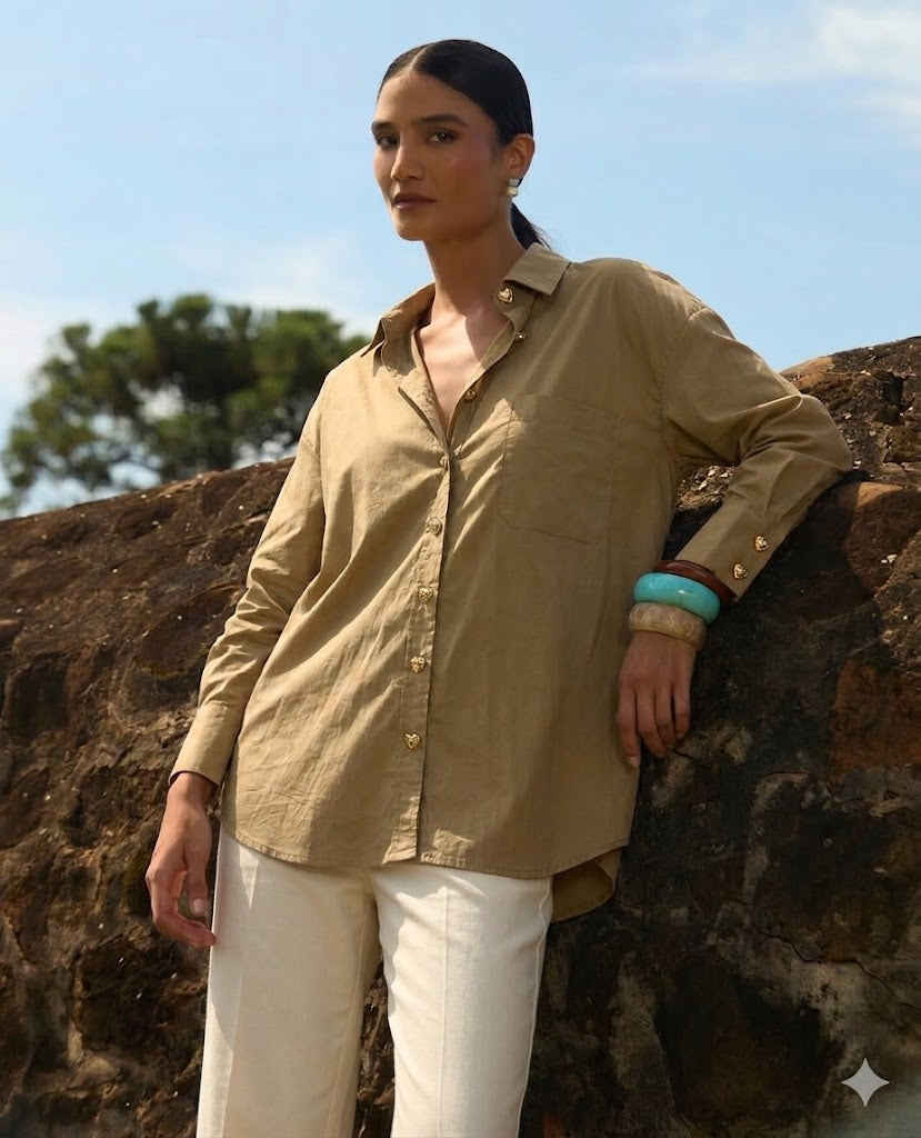 Camisa Bolso com Botões de Coração Dourado