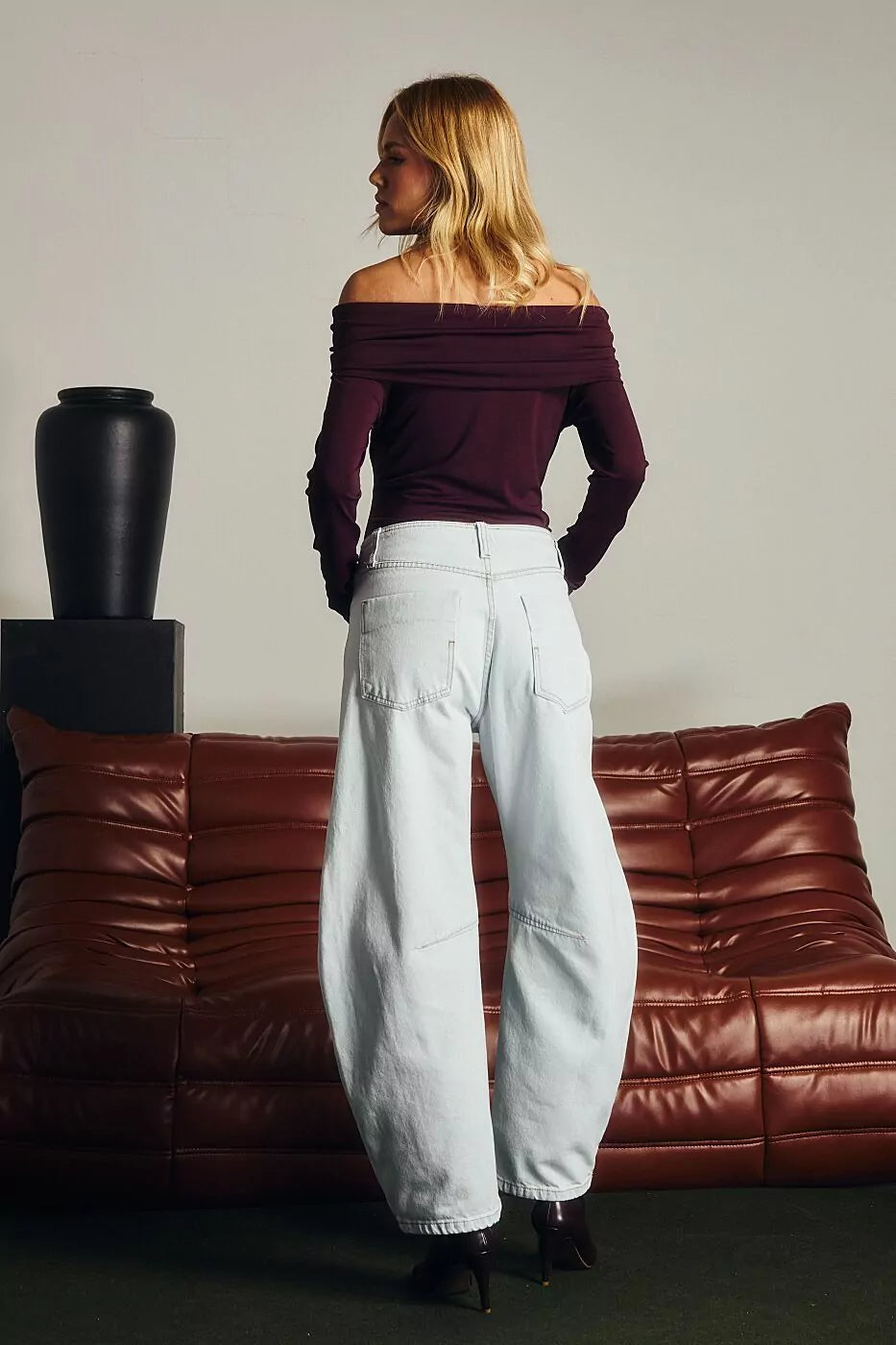 Blusa gola assimétrica com fivela orgânica